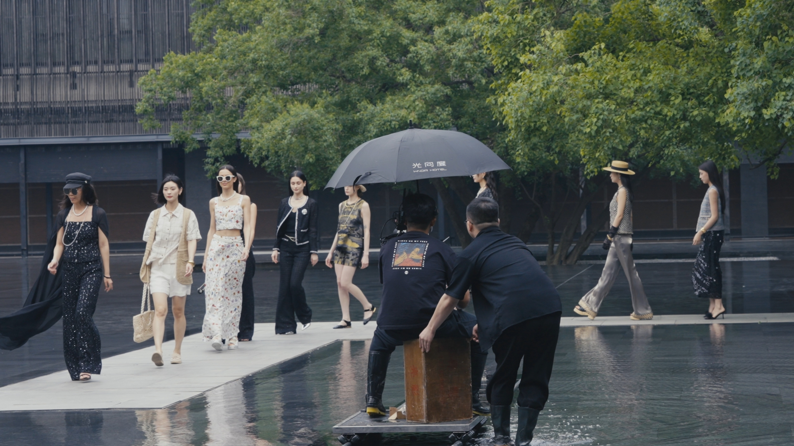 实景直播秀新突破：11台FX3和FX6摄影机联合打造电影感时装直播秀插图2