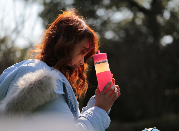 摄影技巧：人群较多的场所怎么拍出画面干净的人像？插图1