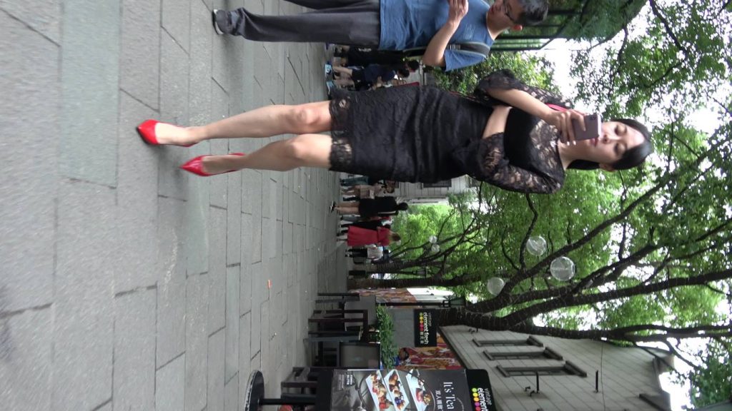 精选街拍摄影 No.001 性感蕾丝包臀裙高跟美女 [1V/1.40GB]插图2