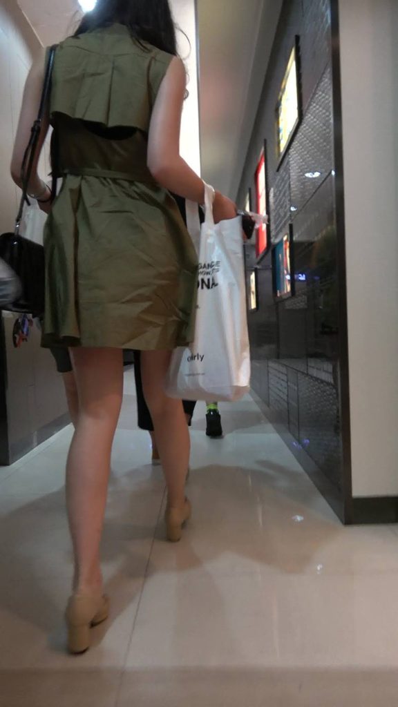 精选街拍摄影 No.004 军绿色连衣裙高挑长腿美女 [1V/0.97GB]插图3