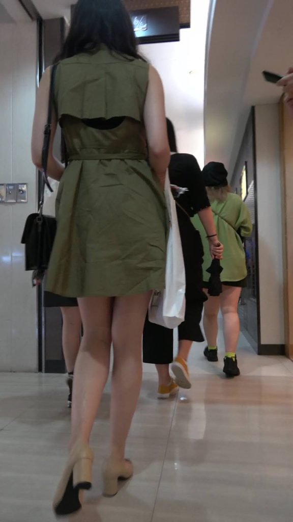 精选街拍摄影 No.004 军绿色连衣裙高挑长腿美女 [1V/0.97GB]插图2