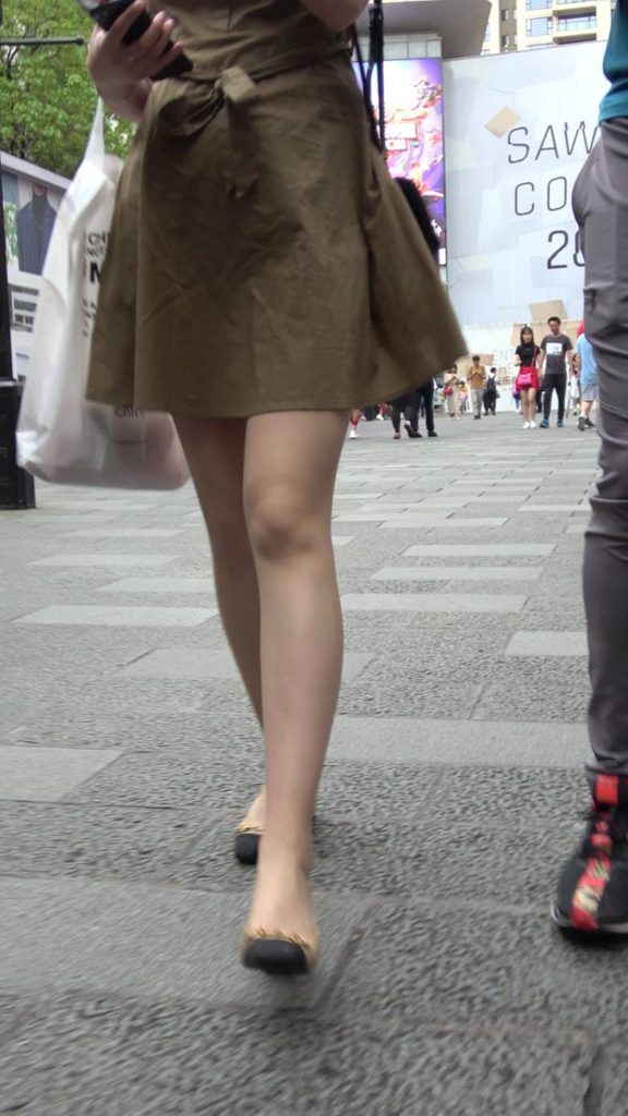 精选街拍摄影 No.004 军绿色连衣裙高挑长腿美女 [1V/0.97GB]插图