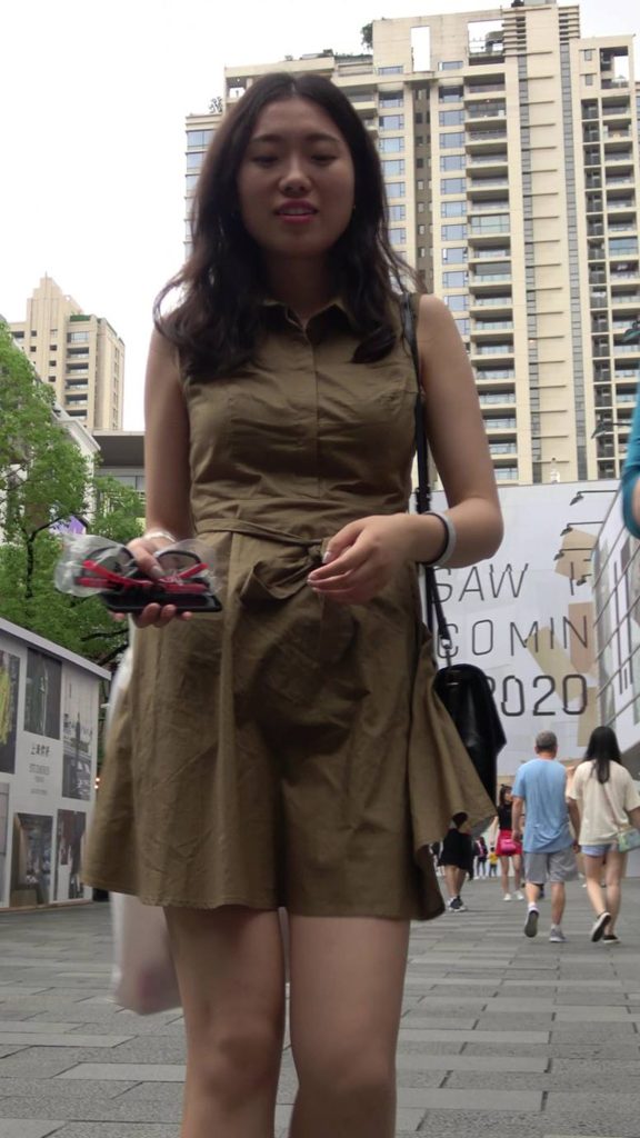 精选街拍摄影 No.004 军绿色连衣裙高挑长腿美女 [1V/0.97GB]插图5