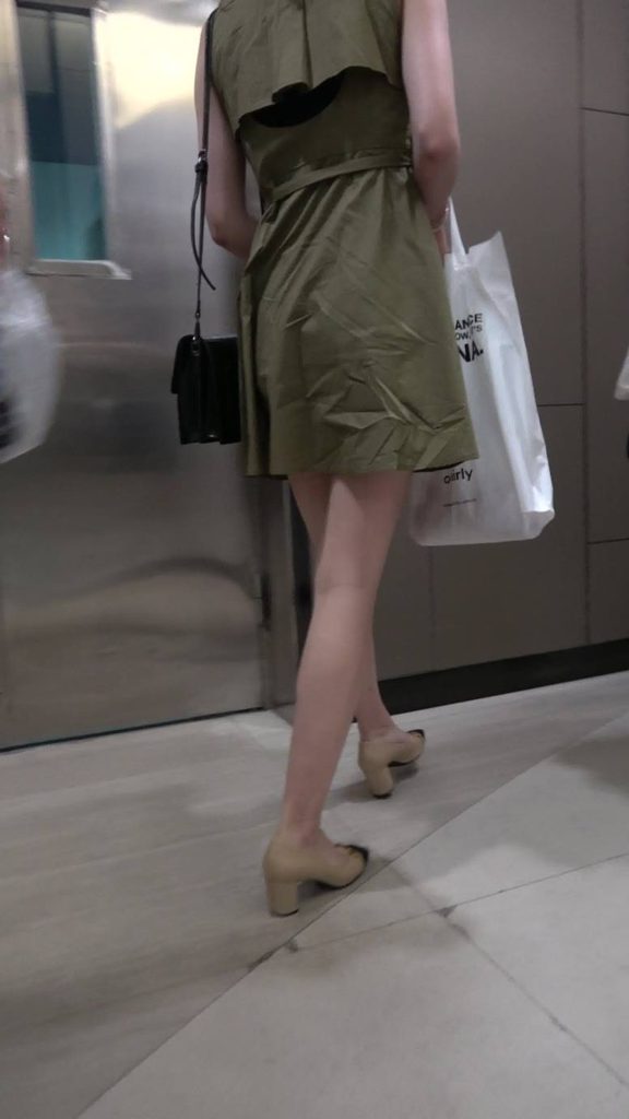 精选街拍摄影 No.004 军绿色连衣裙高挑长腿美女 [1V/0.97GB]插图4