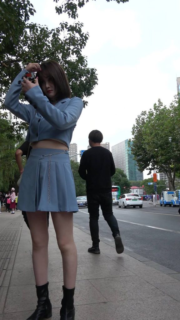 精选街拍摄影 No.006 蓝色小短裙皮靴美眉 [1V/515MB]插图3