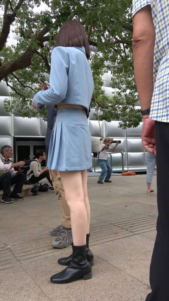 精选街拍摄影 No.006 蓝色小短裙皮靴美眉 [1V/515MB]插图2