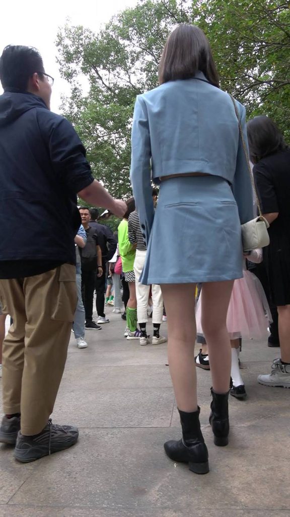 精选街拍摄影 No.006 蓝色小短裙皮靴美眉 [1V/515MB]插图