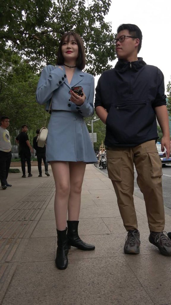 精选街拍摄影 No.006 蓝色小短裙皮靴美眉 [1V/515MB]插图4