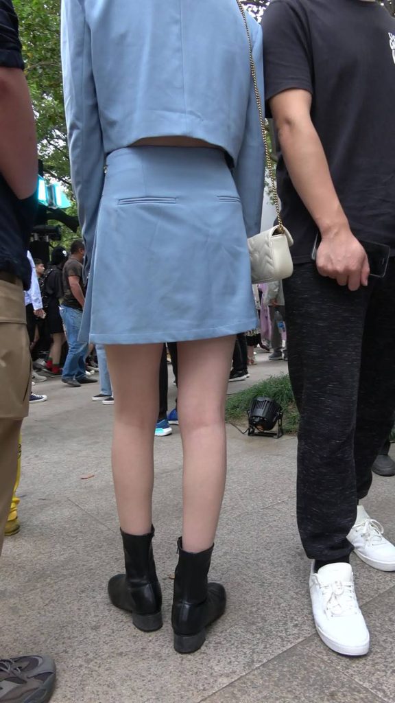 精选街拍摄影 No.006 蓝色小短裙皮靴美眉 [1V/515MB]插图1