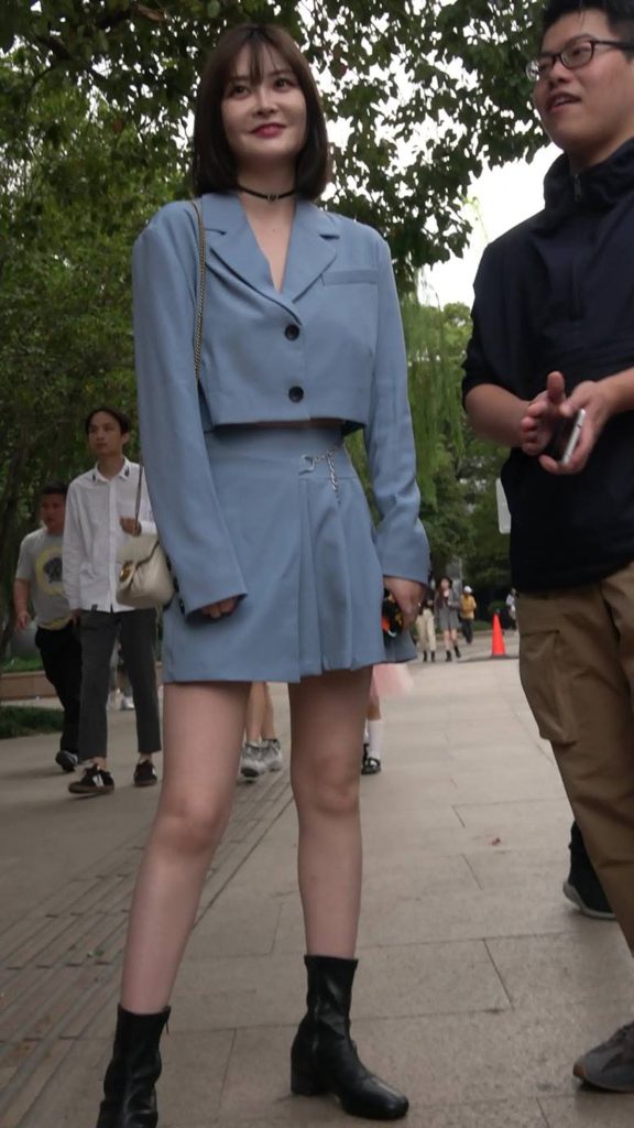 精选街拍摄影 No.006 蓝色小短裙皮靴美眉 [1V/515MB]插图5