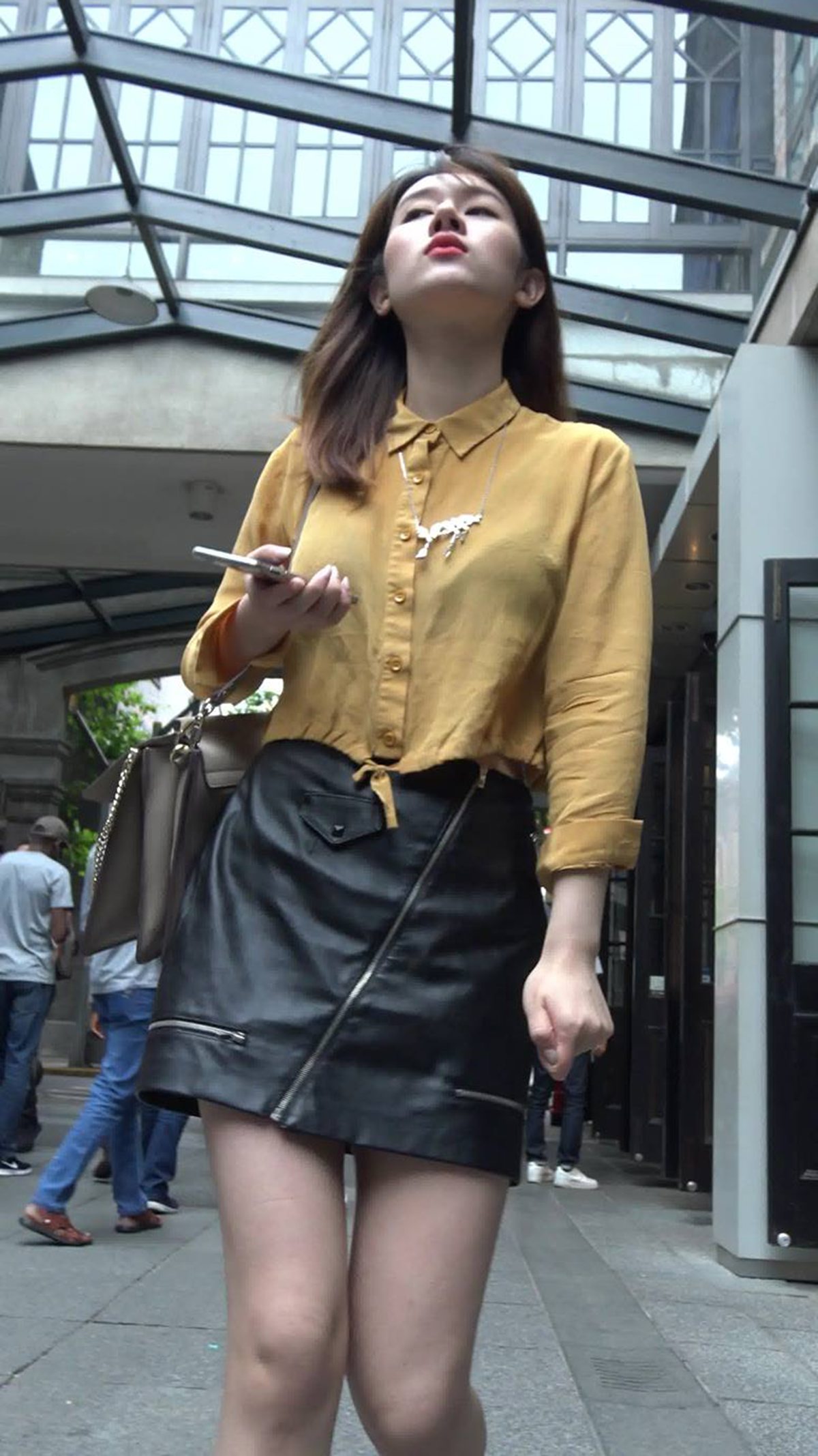 精选街拍摄影 No.008 皮短裙靓女小姐姐 [1V/1.21GB]-无料摄影圈