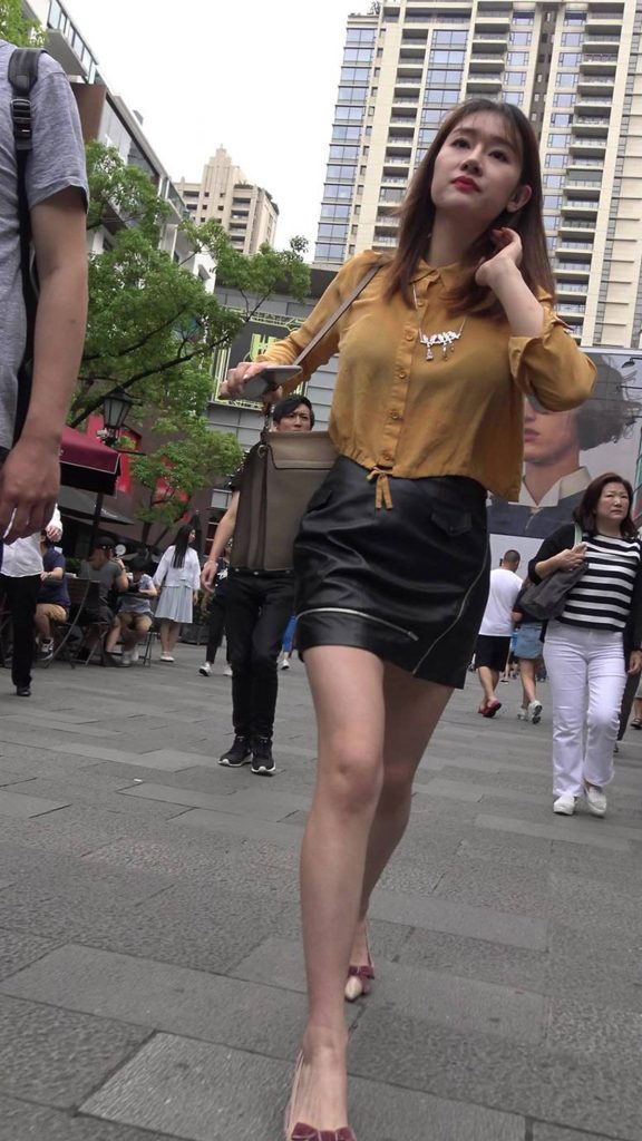 精选街拍摄影 No.008 皮短裙靓女小姐姐 [1V/1.21GB]插图2