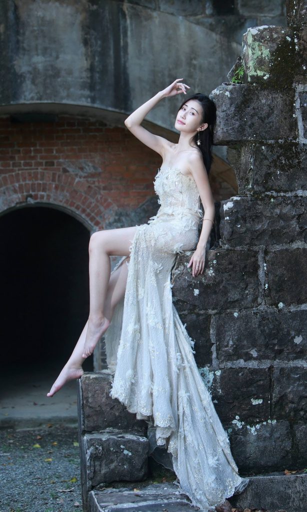 精选街拍摄影 No.060 王紅 簍空白紗涼高美腿 [70P/81MB]插图