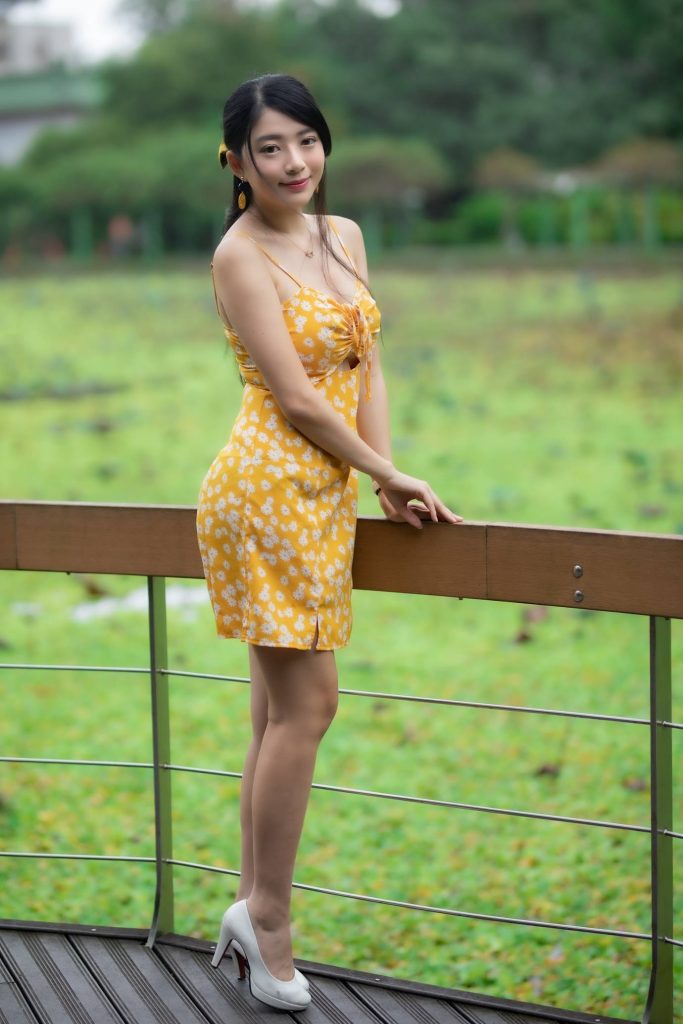 精选街拍摄影 No.063 湘芹 黃吊帶連衣裙高跟美腿 [22P/21MB]插图