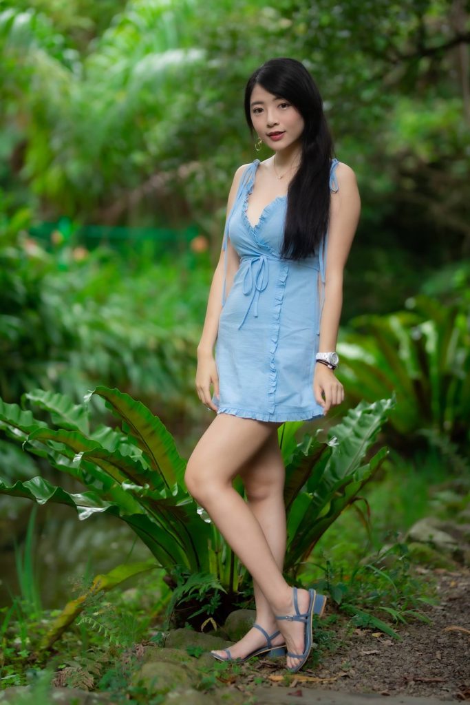 精选街拍摄影 No.064 湘芹 藍吊帶連衣裙涼高美腿 [26P/32MB]插图