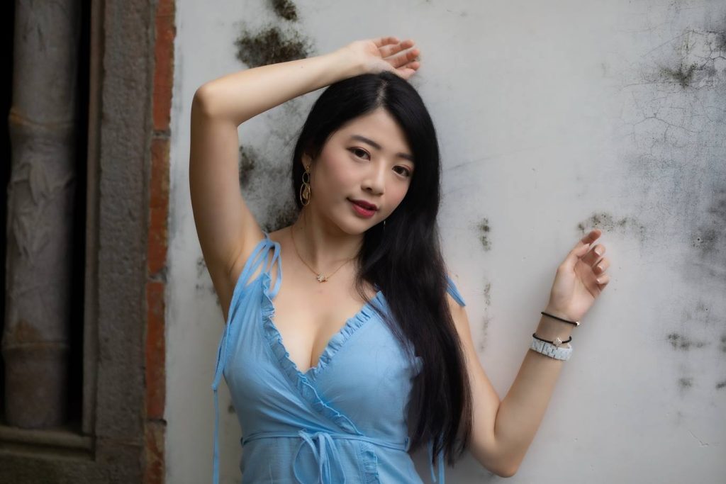 精选街拍摄影 No.064 湘芹 藍吊帶連衣裙涼高美腿 [26P/32MB]插图2