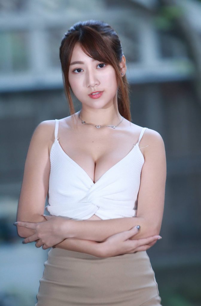 精选街拍摄影 No.073 張嘉庭 吊帶露肚短褲涼高美腿 [53P/49MB]插图2