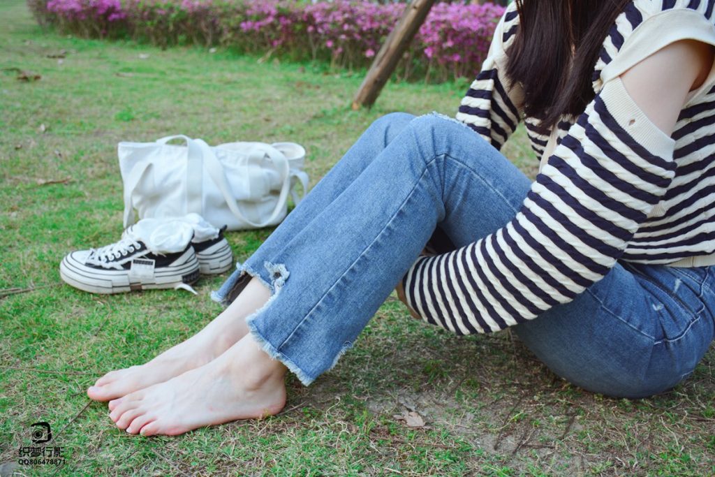 [织梦映像]NO.016 少女牛仔裤草地白袜[80P/1V/2.47GB]插图