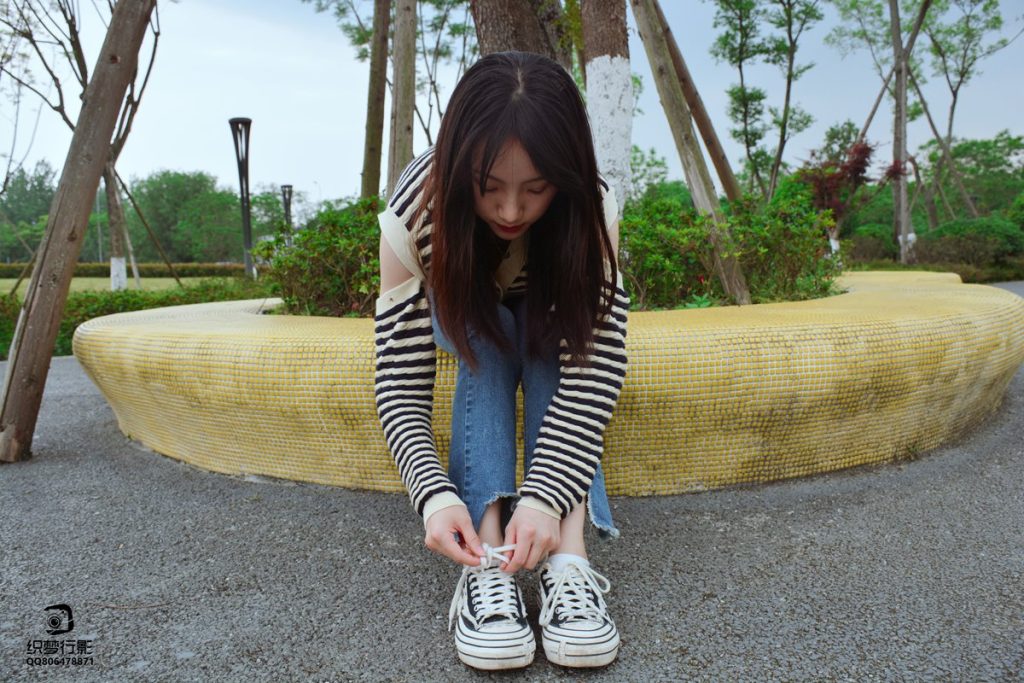 [织梦映像]NO.016 少女牛仔裤草地白袜[80P/1V/2.47GB]插图1