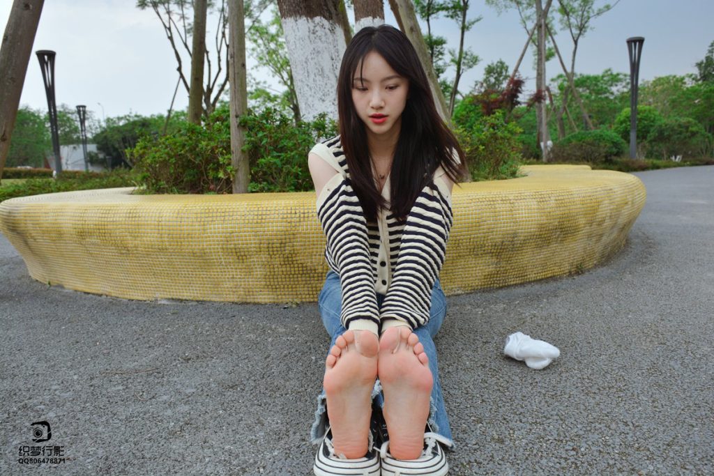 [织梦映像]NO.016 少女牛仔裤草地白袜[80P/1V/2.47GB]插图2