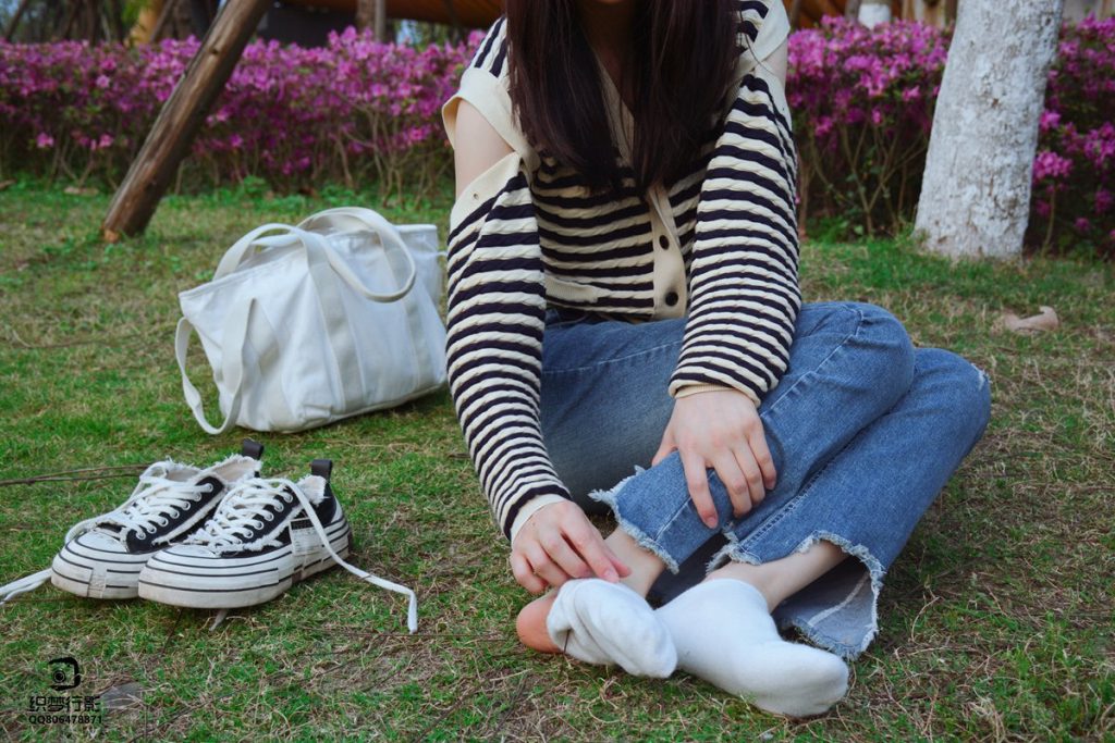 [织梦映像]NO.016 少女牛仔裤草地白袜[80P/1V/2.47GB]插图3