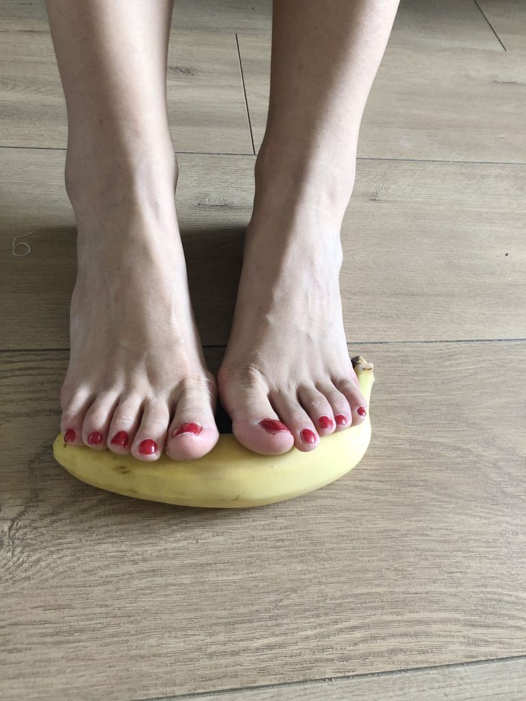 安乔乔儿(Nia乔乔) NO.009 踩香蕉[134P/558MB]插图1