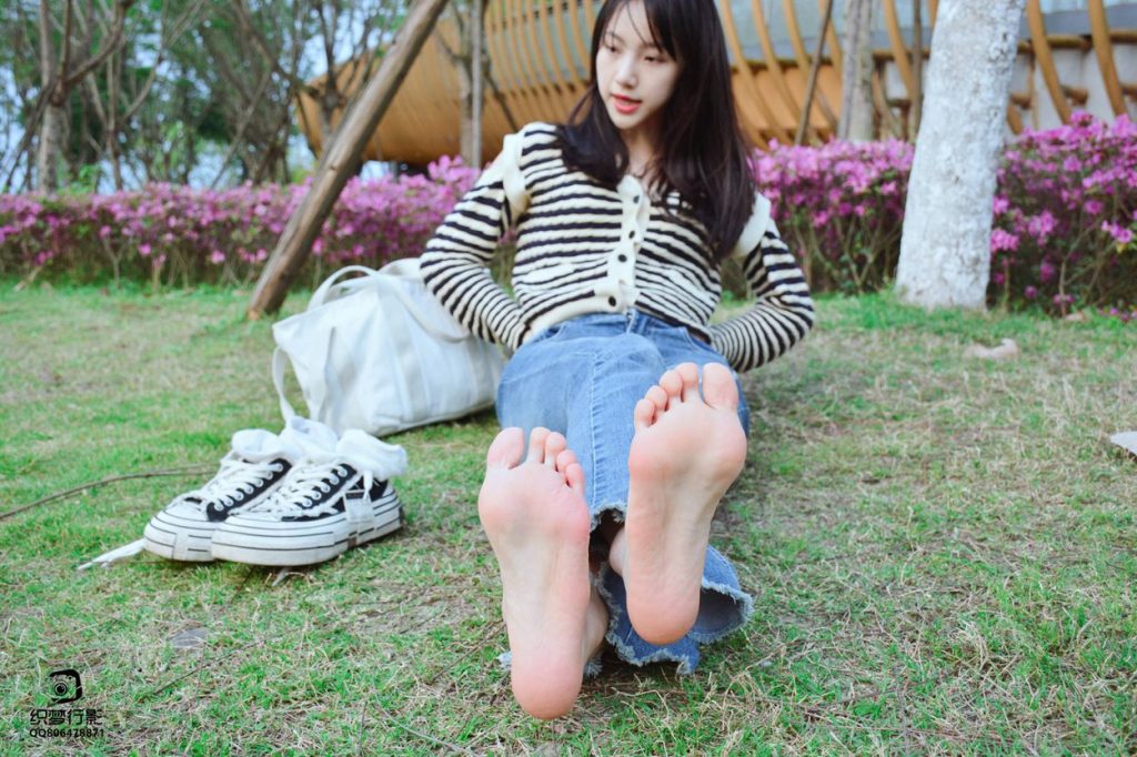 [织梦映像]NO.025 超甜美少女后作，夕阳西下断肠人在天涯[80P/1V/2.45GB]插图