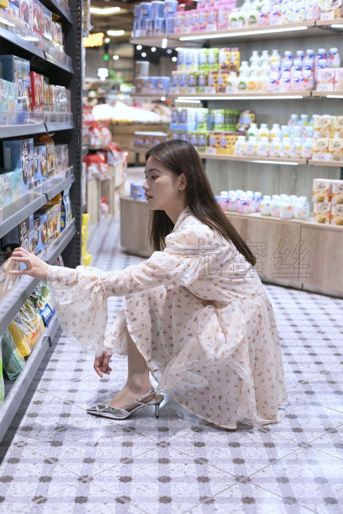 尤蜜丝摄影作品 NO.040 穿搭推广展示图集 超市里的黑丝与肉丝[59P/408MB]插图3
