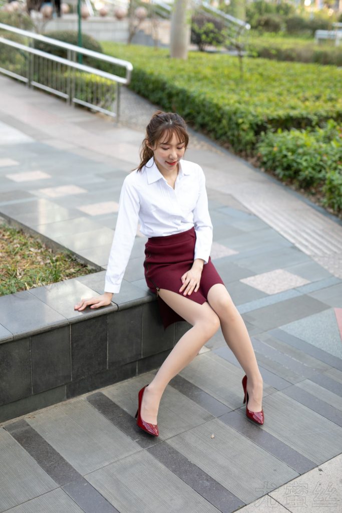 尤蜜丝摄影作品 NO.042 穿搭推广展示图集 白衣肉丝红裙[46P/250MB]插图3