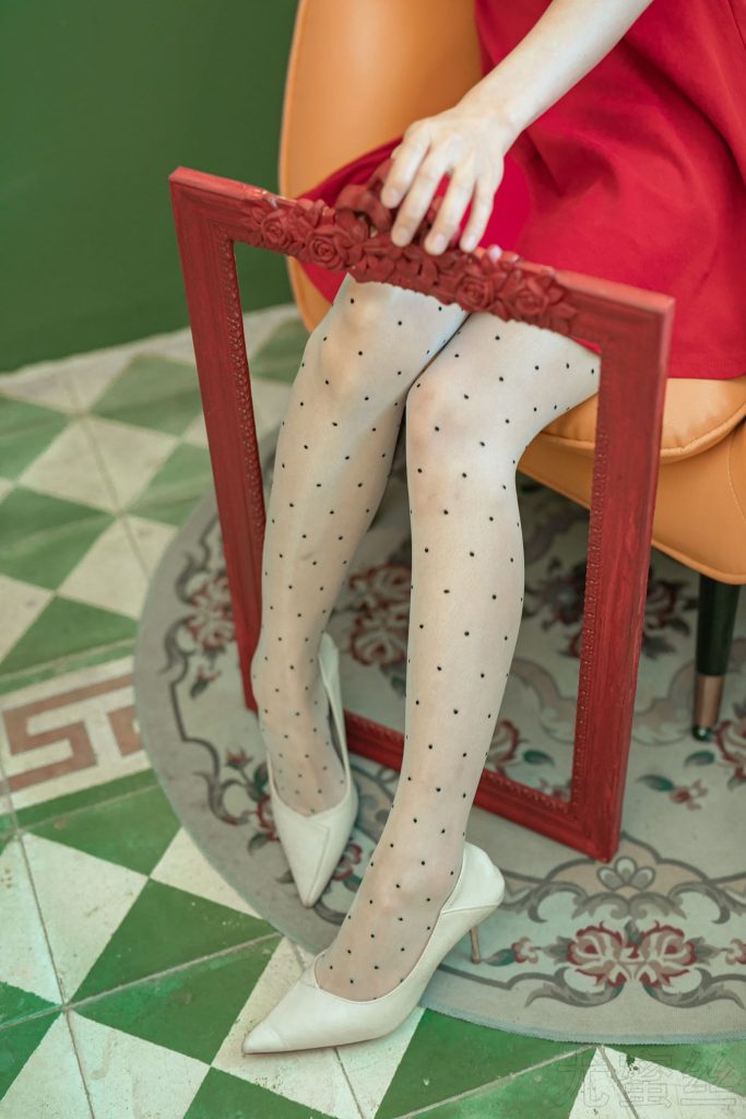 尤蜜丝摄影作品 NO.050 穿搭推广展示图集 餐桌相框与红裙[48P/415MB]插图3