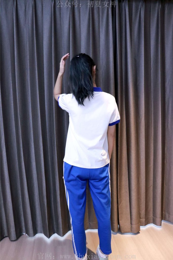 初夏女神 NO.001 依依 校服搭配37码运动鞋拍摄[126P/1V/5.44GB]插图3