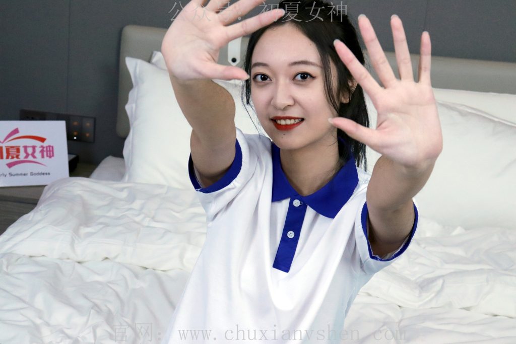 初夏女神 NO.001 依依 校服搭配37码运动鞋拍摄[126P/1V/5.44GB]插图2