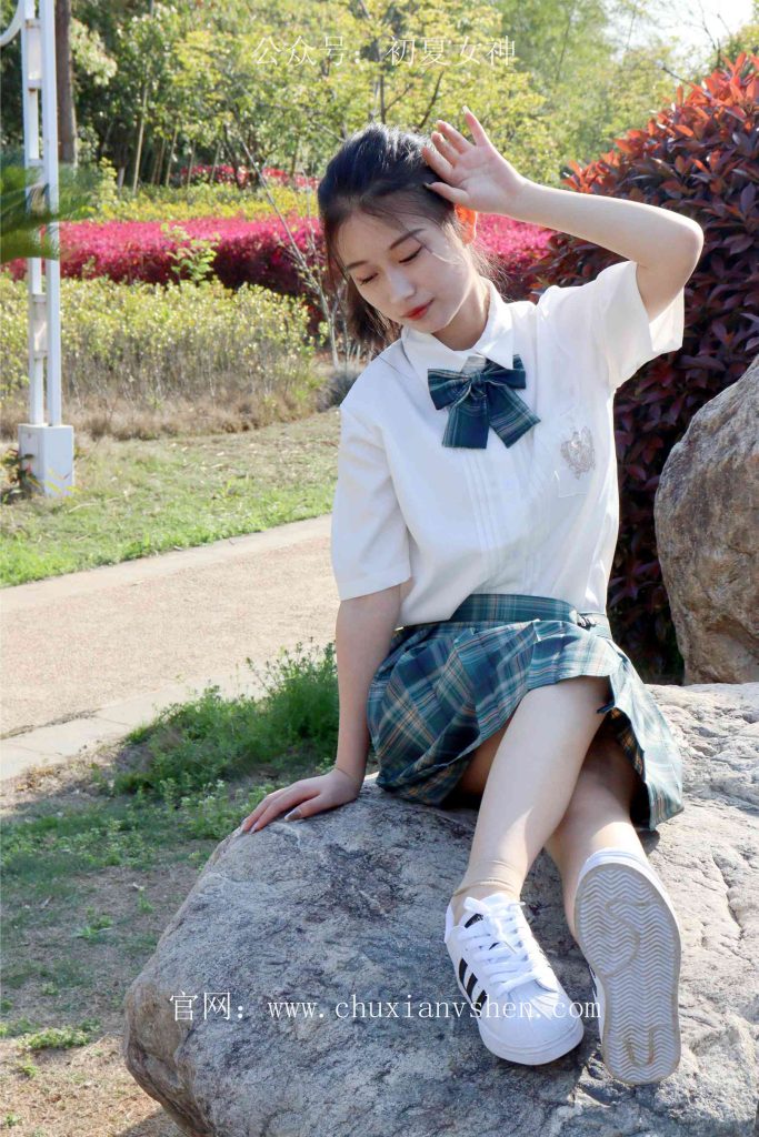 初夏女神 NO.019 念念 墨绿色JK搭配三叶草贝壳头鞋期[155P/1V/4.84GB]插图3