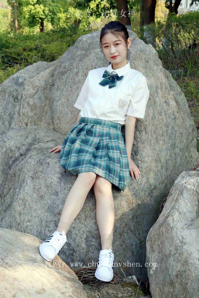 初夏女神 NO.019 念念 墨绿色JK搭配三叶草贝壳头鞋期[155P/1V/4.84GB]插图1