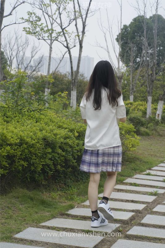 初夏女神 NO.025 十一 周末丛林 JK套搭配的袜子遭嫌弃[153P/1V/6.08GB]-无料摄影圈