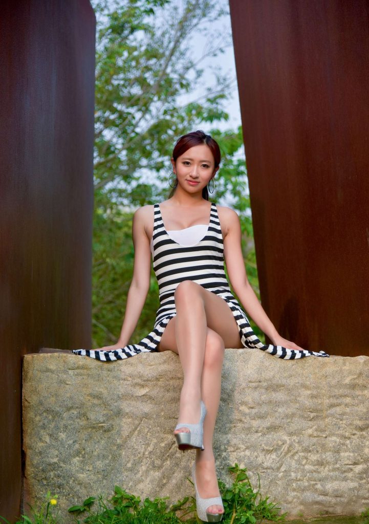 精选街拍摄影 No.103 Ming Ting 名婷 高衩吊帶長裙絲襪高跟美腿 [34P/130M]插图1