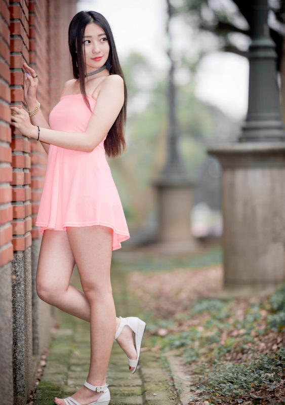 精选街拍摄影 No.107 吳采婕 吊帶連衣短裙高跟美腿 [32P/117M]-无料摄影圈