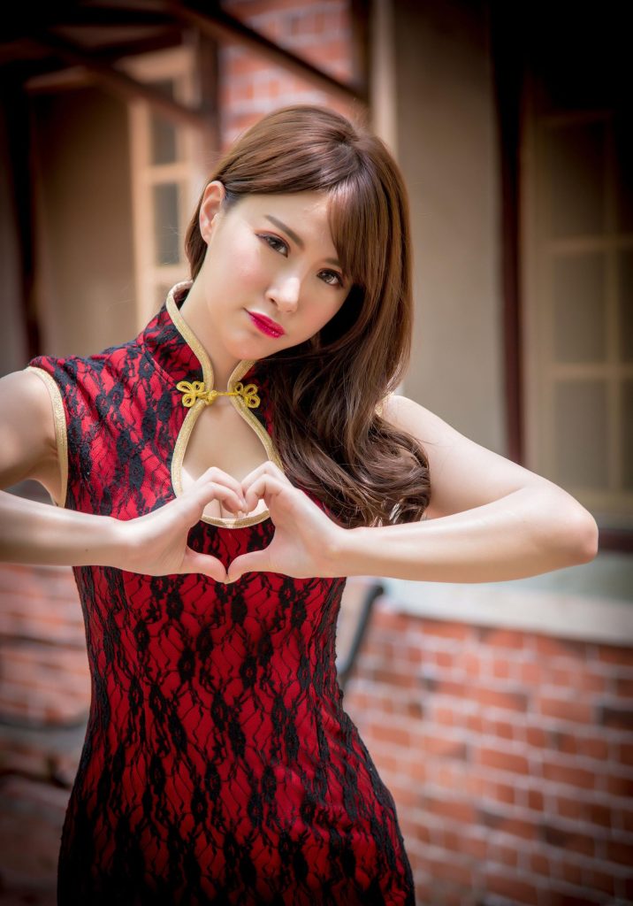 精选街拍摄影 No.108 Lillian 鄔育錡 紅花短旗袍高跟美腿 [109P/346M]插图2