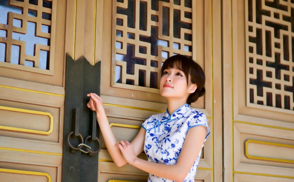 精选街拍摄影 No.112 繆婉瑜 藍花短旗袍美腿 [28P/88M]插图1