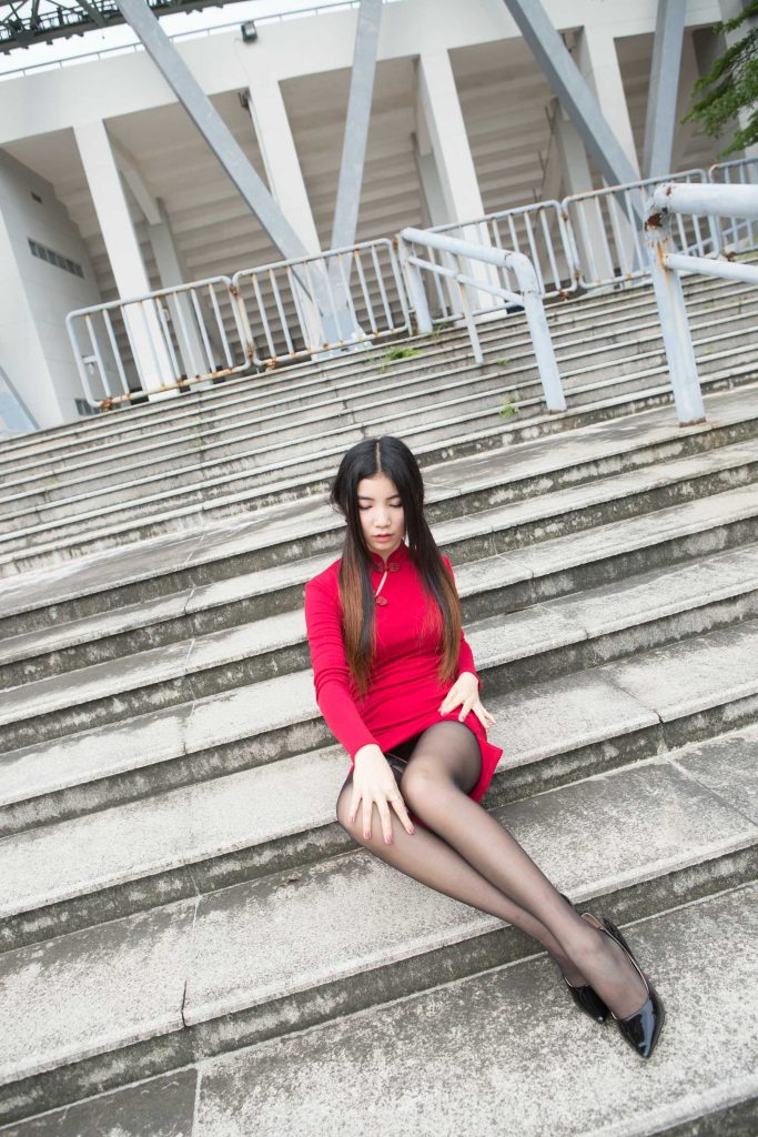 精选街拍摄影 No.212 seven红色旗袍黑丝 [58P/118M]插图2