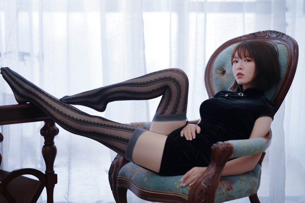 半半子 NO.012 – 吊带黑丝袜[28P/1V/223MB]插图3