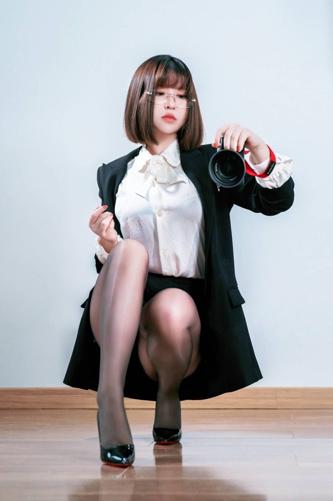 半半子 NO.053 – 黑丝OL[28P/2V/141MB]插图3