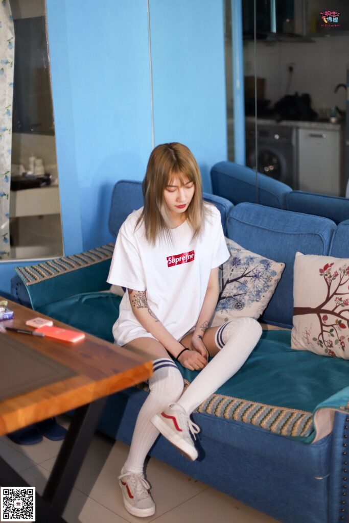 勿恋传媒#No.002 酷酷的18岁黑丝少女 演绎黑丝与白长筒袜的碰撞 [176P/2.10GB]插图1