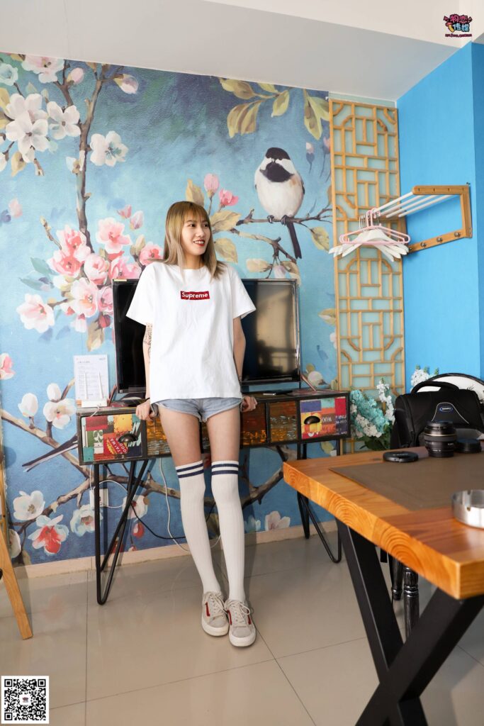 勿恋传媒#No.002 酷酷的18岁黑丝少女 演绎黑丝与白长筒袜的碰撞 [176P/2.10GB]插图2