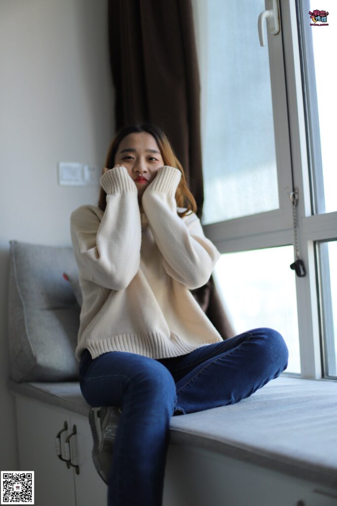 勿恋传媒 No.006 可爱的大一小解解来啦，黑白棉袜加丝袜哦 [99P/1.07GB]插图1