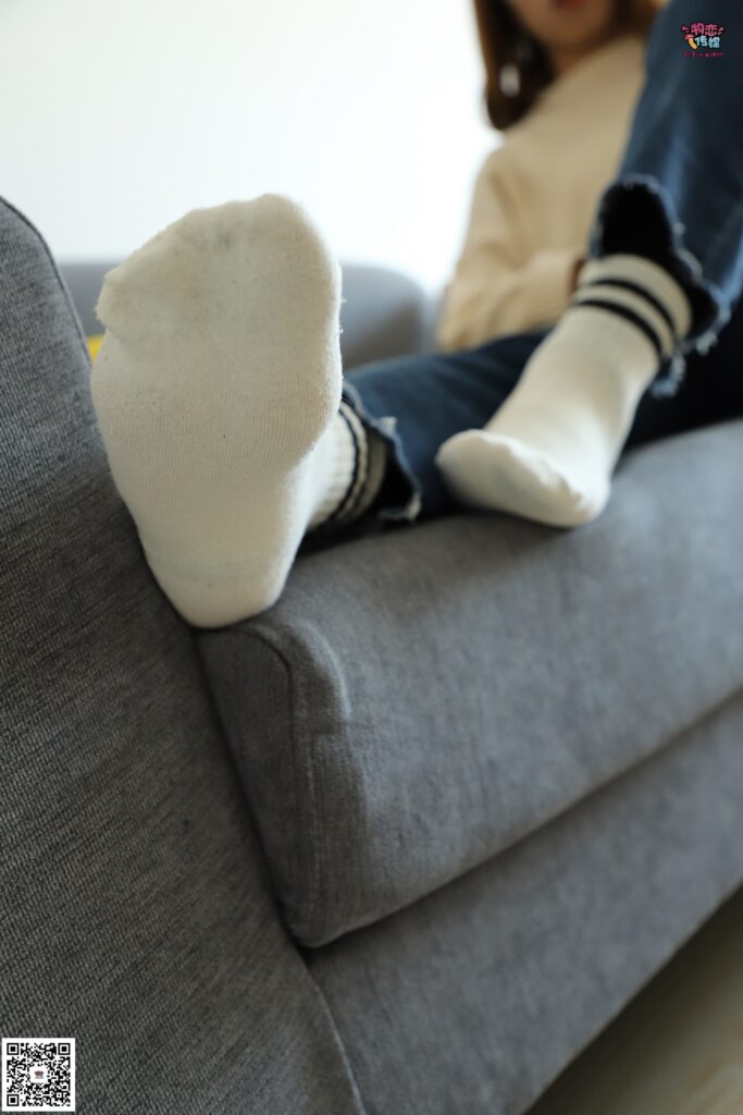勿恋传媒 No.006 可爱的大一小解解来啦，黑白棉袜加丝袜哦 [99P/1.07GB]插图2