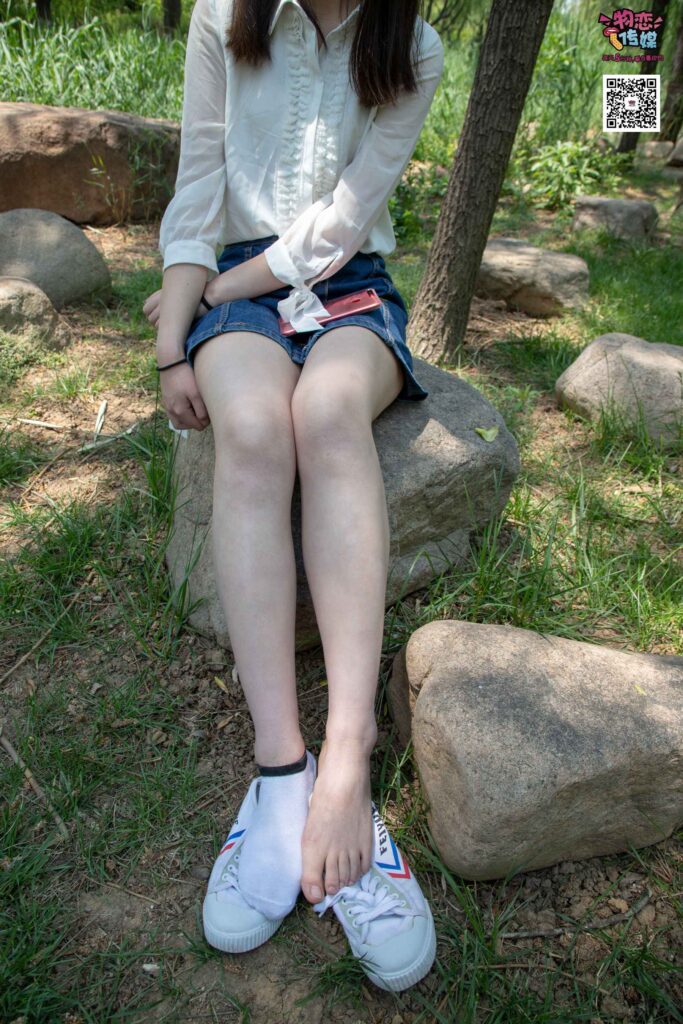 物恋传媒 No.009 纯纯的邻家小妹哦，小白鞋下藏着什么样的棉袜呢 [187P/1.26GB]插图3