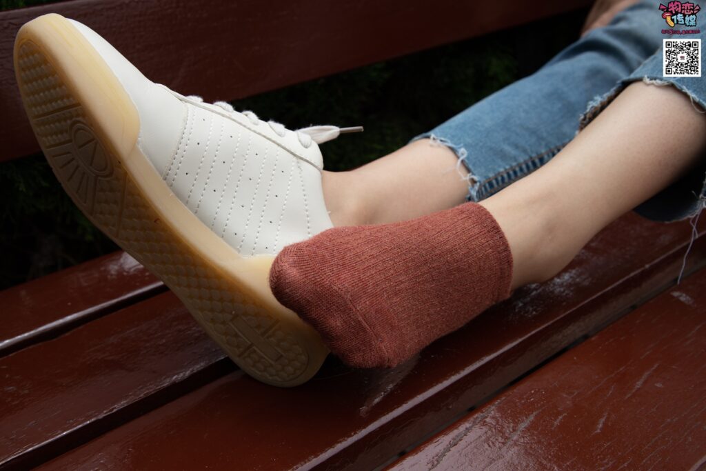 物恋传媒 No.014 高冷风格的大一小姐姐哦,小白鞋搭配粉色船袜 [237P/1V/1.41GB]插图3