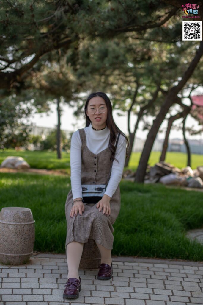 [物恋传媒] NO.015 书香气质女生，肉丝搭配白棉袜 [192P/1V/1.46GB]插图2