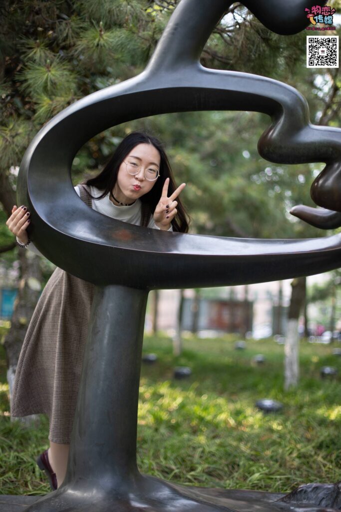 [物恋传媒] NO.015 书香气质女生，肉丝搭配白棉袜 [192P/1V/1.46GB]插图1